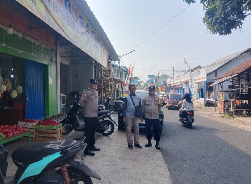 Cipkon Kamtibmas, Dua Personel Polsek Kawali Patroli Dialogis dan Sapa Warga di Siang Hari
