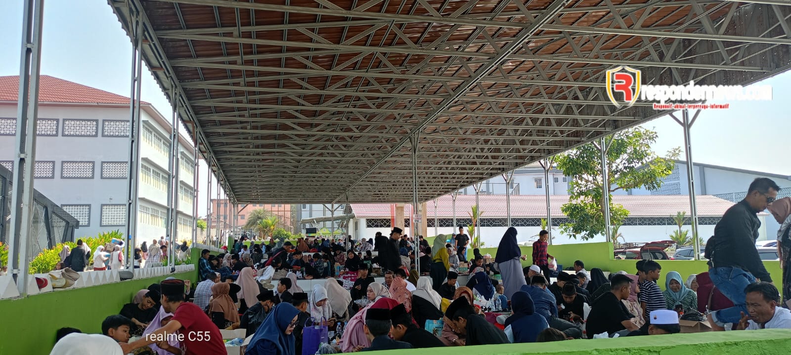 Fasilitas Megah, Orang Tua Masih Nunggu di Trotoar Saat Jenguk di Ma’had Jamanis Tasikmalaya