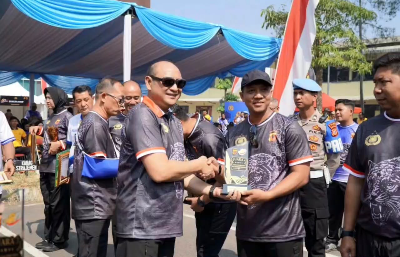 Polres Karawang Raih Juara II Lomba Manajemen Media Ketahanan Pangan Polda Jabar, Kapolres Terima Penghargaan Langsung dari Kapolda Jabar
