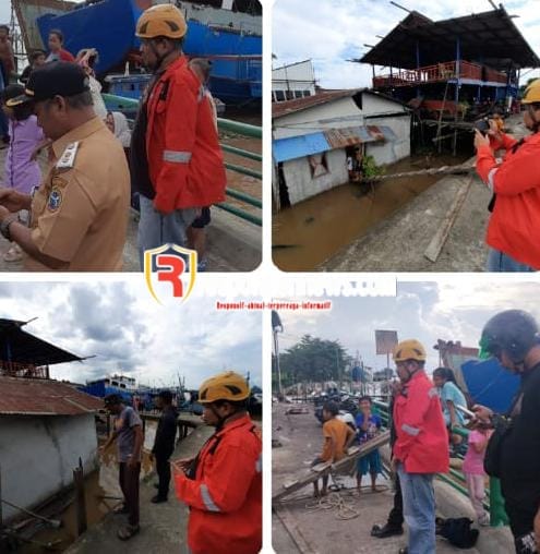 Rumah di Tepian Sungai Kapuas Ambruk, Tim SATKOM POKDARKAMTIBMAS BHAYANGKARA FAMILY Evakuasi Penghuni dan Barang