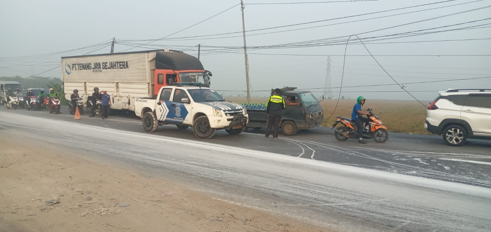 Kecelakaan Tunggal di Karawang Barat, Truk Trailer Terguling Akibat Jalan Bergelombang