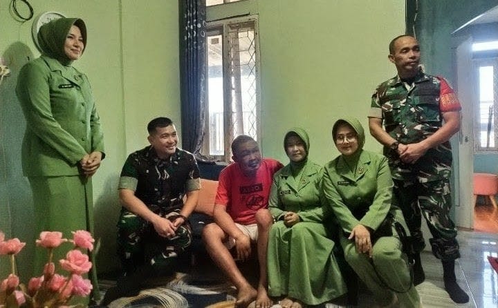 Kekeluargaan TNI, Dandim dan Persit Jenguk Peltu Dody yang Sedang Sakit