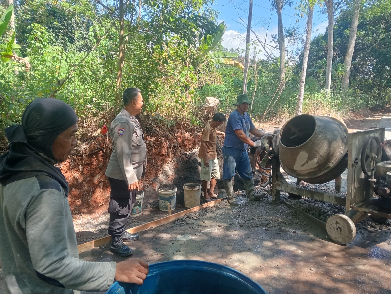 Perkuat Sinergitas, Polsek Sukadana Polres Ciamis Ikut Bantu Warga Bangun Jalan Desa Ciparigi