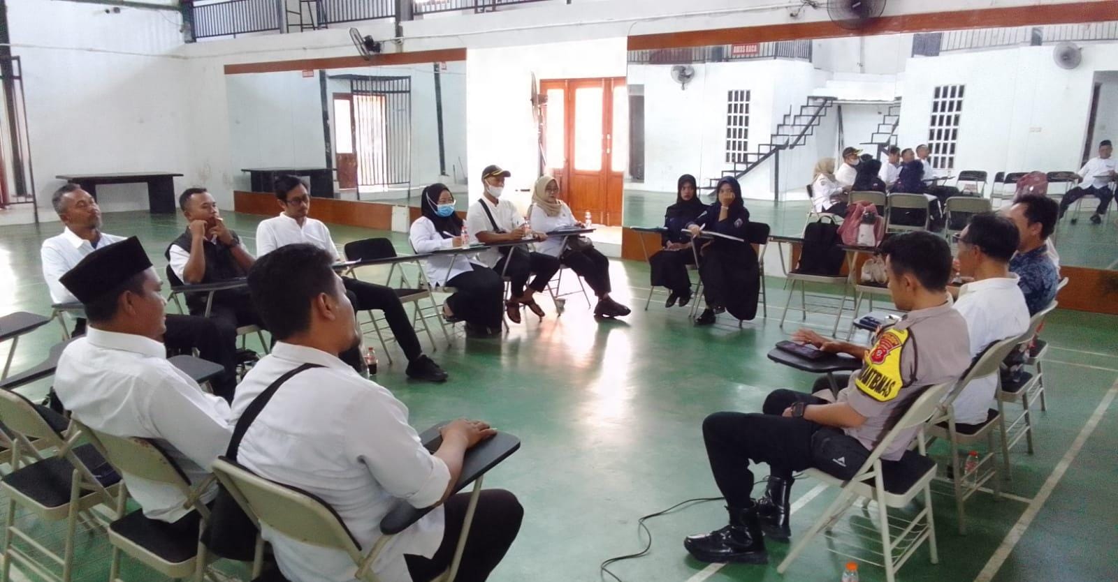 Polsek Cikoneng Hadiri Rapat Minggon Desa Gunungcupu, Perkuat Sinergi Wujudkan Kamtibmas yang Kondusif