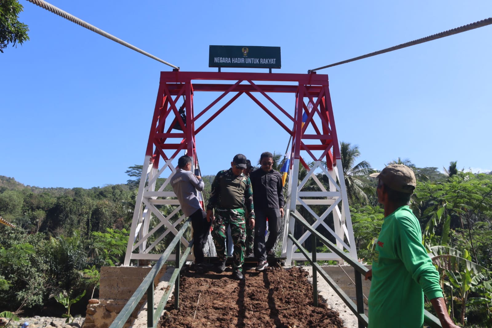 Dandim 0611/Garut Tinjau Jembatan Perintis Garuda, Salurkan Bantuan Sosial dan Santunan Anak Yatim di Cisompet