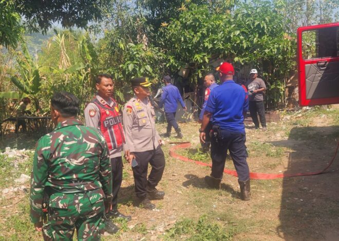 Kebakaran Lahan Kosong, Sigap…!!! Kapolsek Klari Bantu Pemadaman Api bersama Tim Damkar