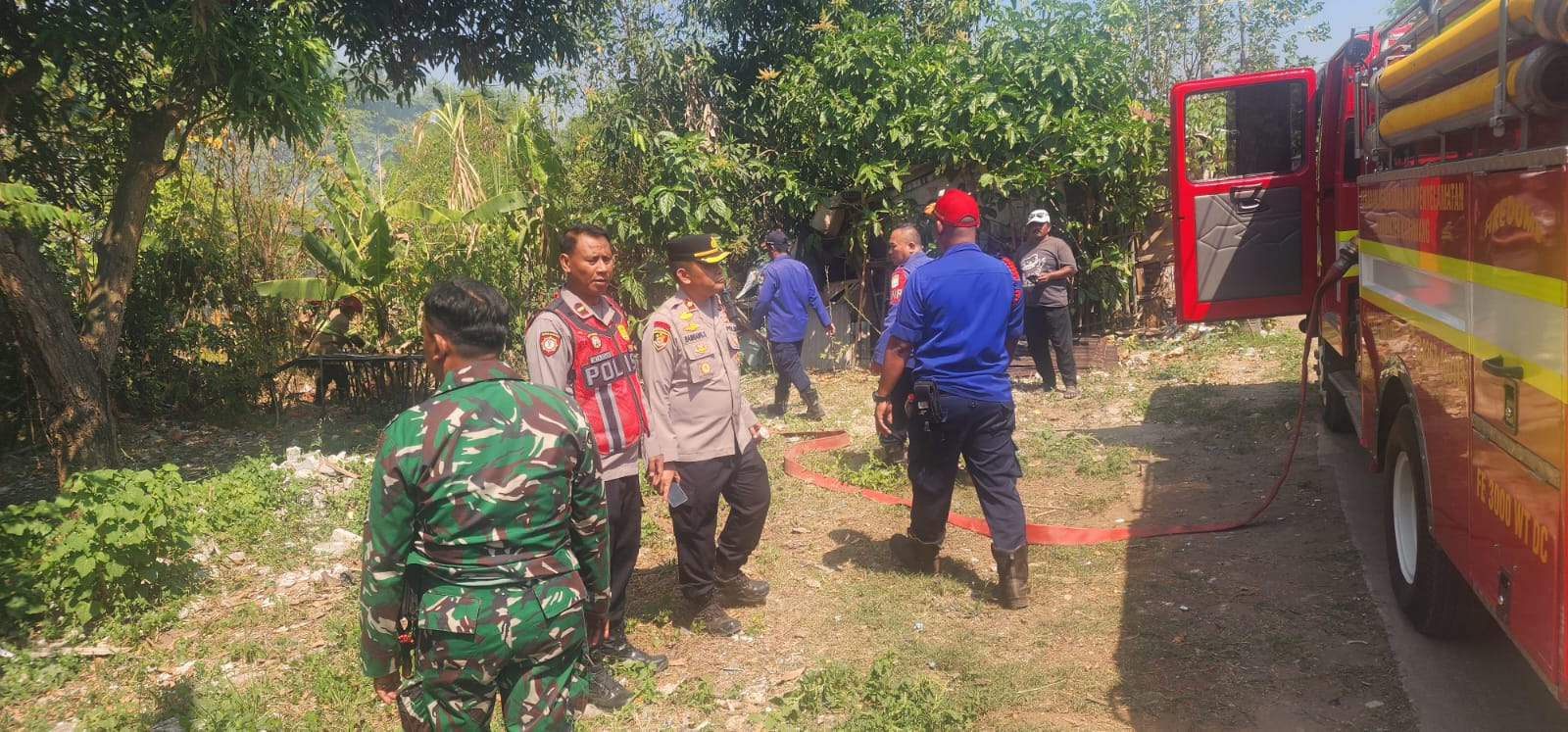 Kebakaran Lahan Kosong, Sigap…!!! Kapolsek Klari Bantu Pemadaman Api bersama Tim Damkar