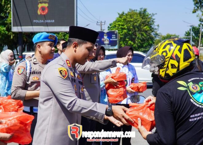Jumat Berkah, Kapolres Karawang Bagikan Nasi Kotak Usai Sholat Jumat