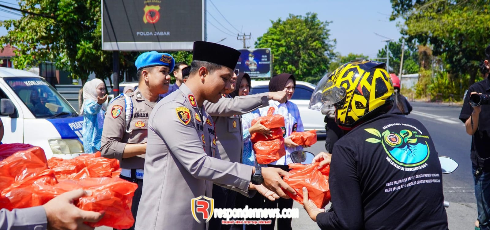 Jumat Berkah, Kapolres Karawang Bagikan Nasi Kotak Usai Sholat Jumat