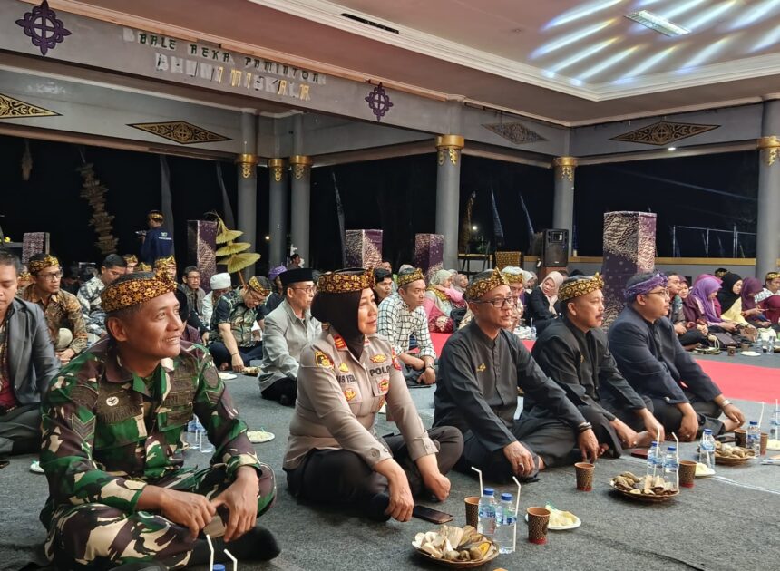 Polsek Kawali Hadiri Launching Motif Cakra Galuh, Dukung Pelestarian Budaya dan Jaga Kondusivitas Kegiatan Masyarakat