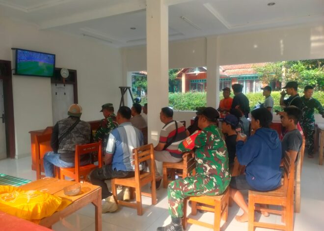 Polsek Sukadana Hadiri Nobar Piala Dunia Bersama TNI dan Masyarakat, Perkuat Sinergi Jaga Kamtibmas
