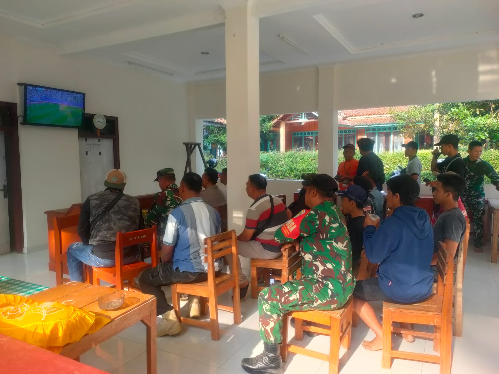 Polsek Sukadana Hadiri Nobar Piala Dunia Bersama TNI dan Masyarakat, Perkuat Sinergi Jaga Kamtibmas