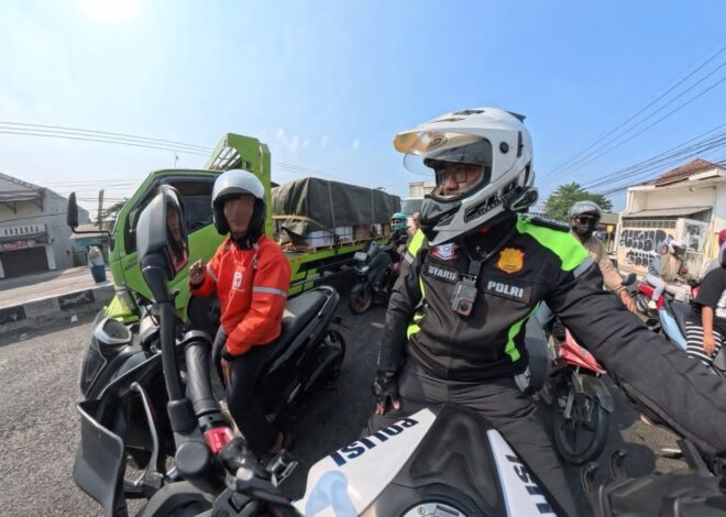 Polantas Menyapa Pengendara Motor di Karawang, Ingatkan untuk Selalu Tertib Berlalu Lintas