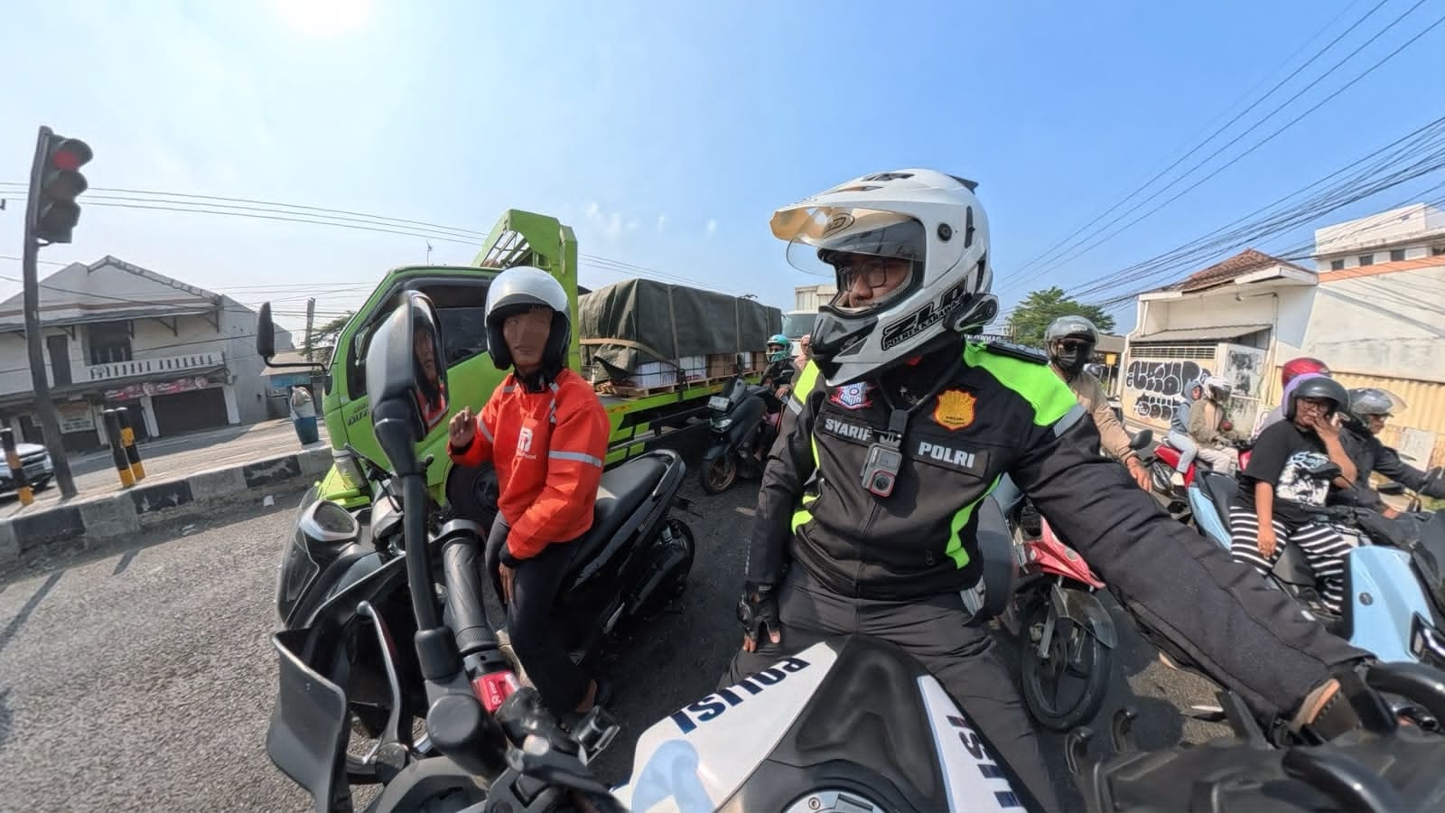 Polantas Menyapa Pengendara Motor di Karawang, Ingatkan untuk Selalu Tertib Berlalu Lintas