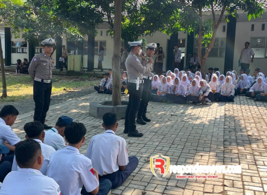 Binluh MPLS Panca Waluya, Satlantas Polres Karawang Gelar Police Goes to School di SMAN 1 Telukjambe Barat