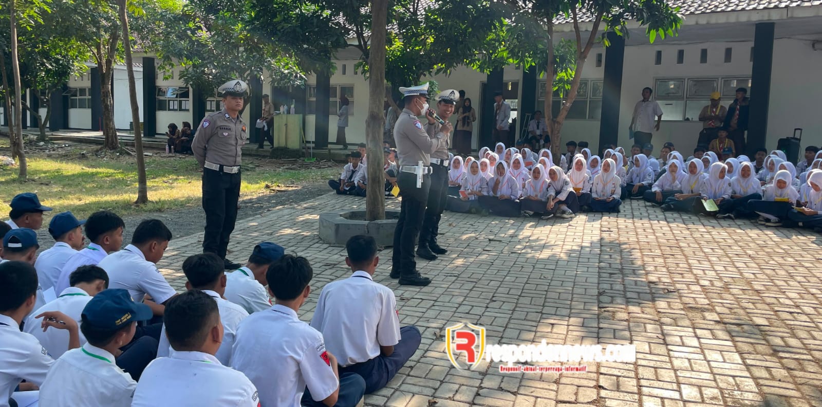 Binluh MPLS Panca Waluya, Satlantas Polres Karawang Gelar Police Goes to School di SMAN 1 Telukjambe Barat