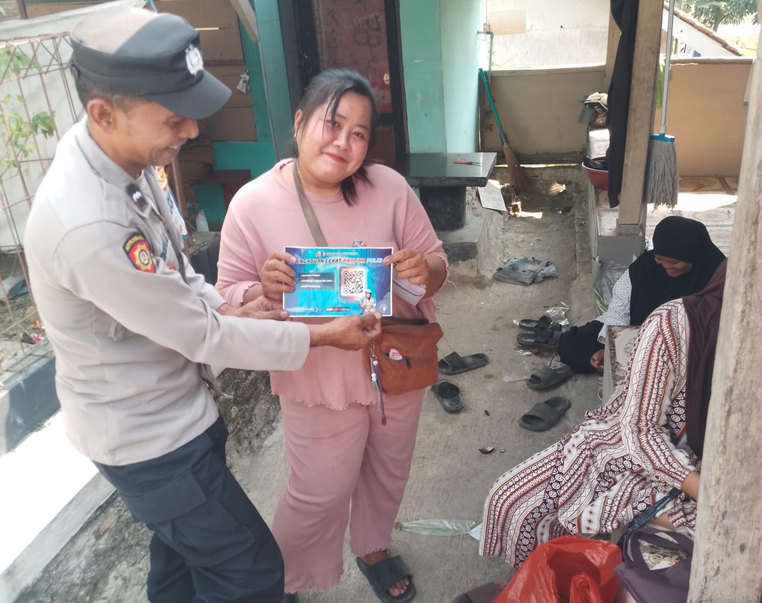 Polisi di Pangkalan Laksanakan Sosialisasi Pengaduan Cepat Propam Polri Kepada Warga Kampung Karajan