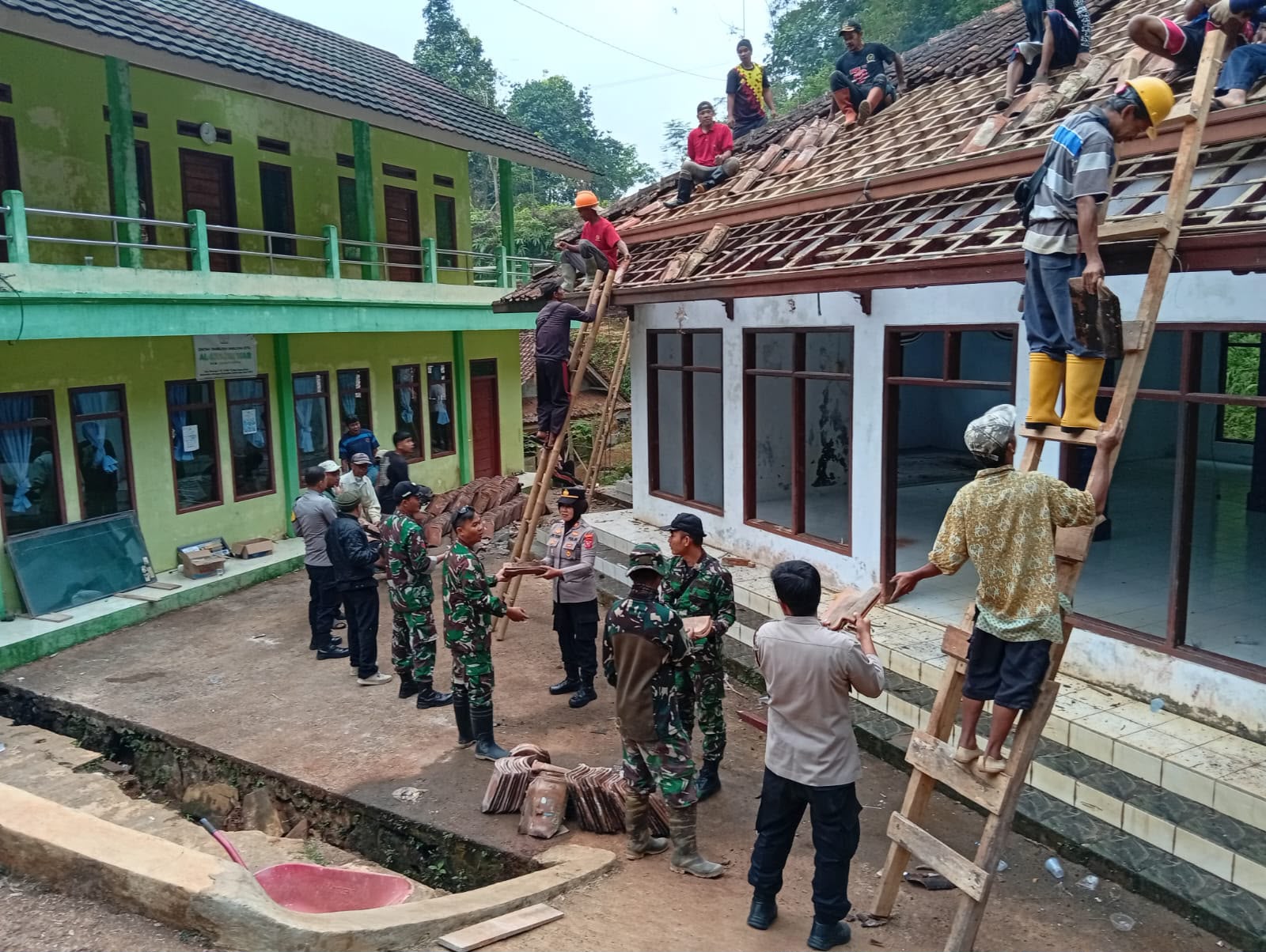 Polsek Kawali Perkuat Sinergitas TNI-Polri Melalui Bakti Sosial Pemugaran Masjid, Wujud Nyata Kepedulian kepada Masyarakat