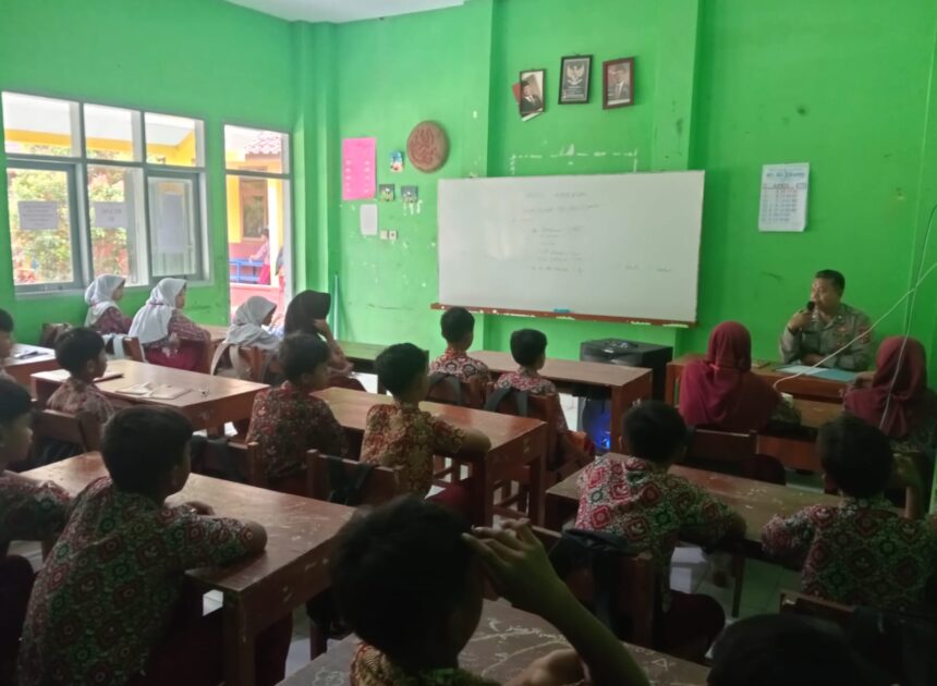Bhabinkamtibmas Polsek Sukadana Tanamkan Wawasan Kebangsaan dan Semangat Bela Negara kepada Siswa Baru MTs PUI Ciparigi