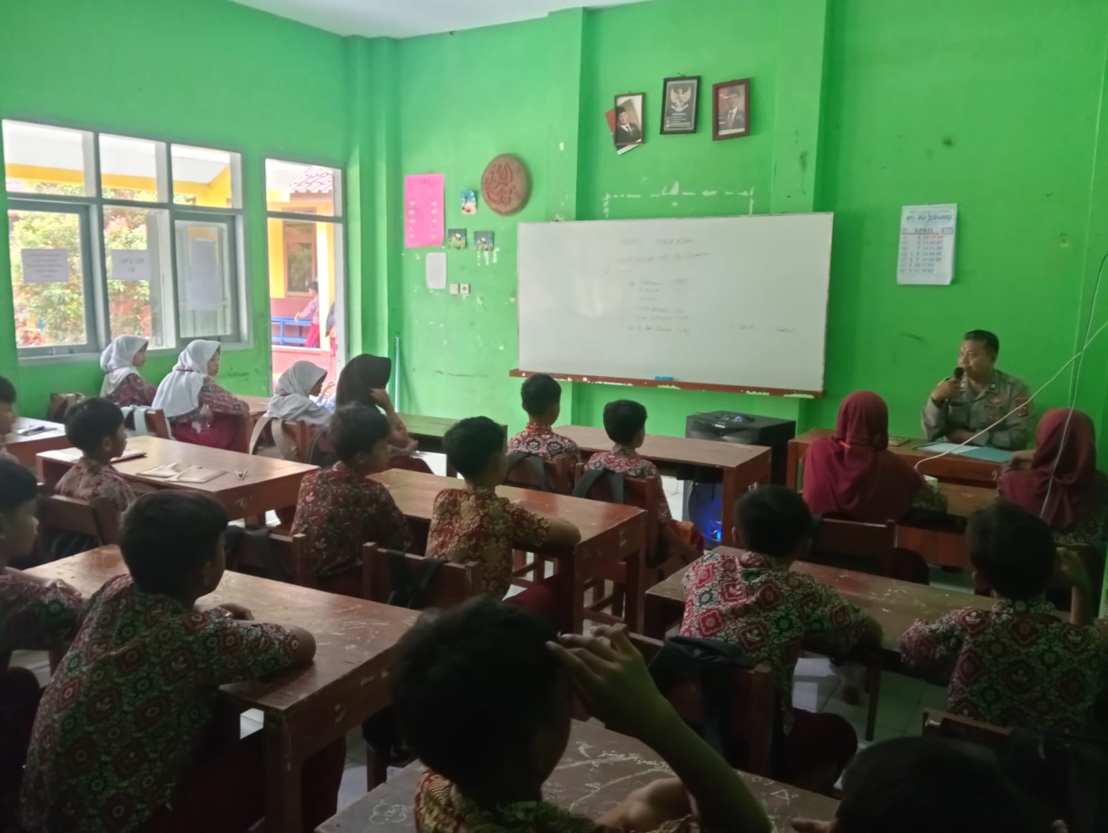 Bhabinkamtibmas Polsek Sukadana Tanamkan Wawasan Kebangsaan dan Semangat Bela Negara kepada Siswa Baru MTs PUI Ciparigi