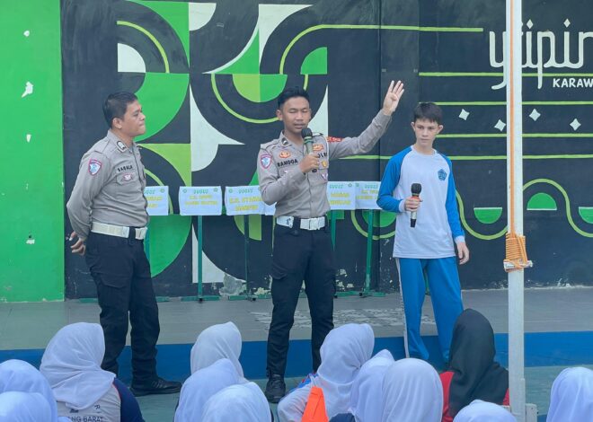 Lakukan Binluh MPLS, Satlantas Polres Karawang Laksanakan Police Goes to School Kepada Siswa/i SMKS Bhineka Karawang