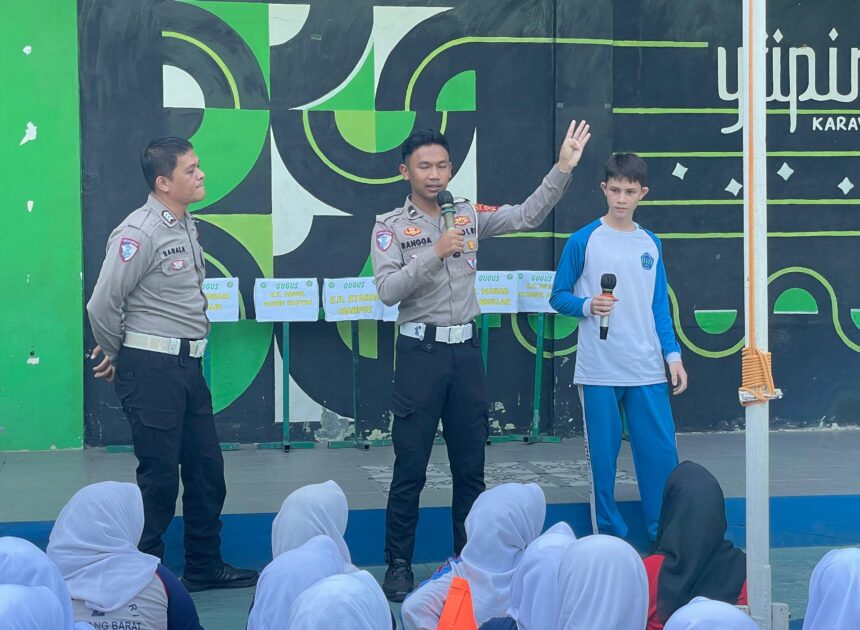 Lakukan Binluh MPLS, Satlantas Polres Karawang Laksanakan Police Goes to School Kepada Siswa/i SMKS Bhineka Karawang