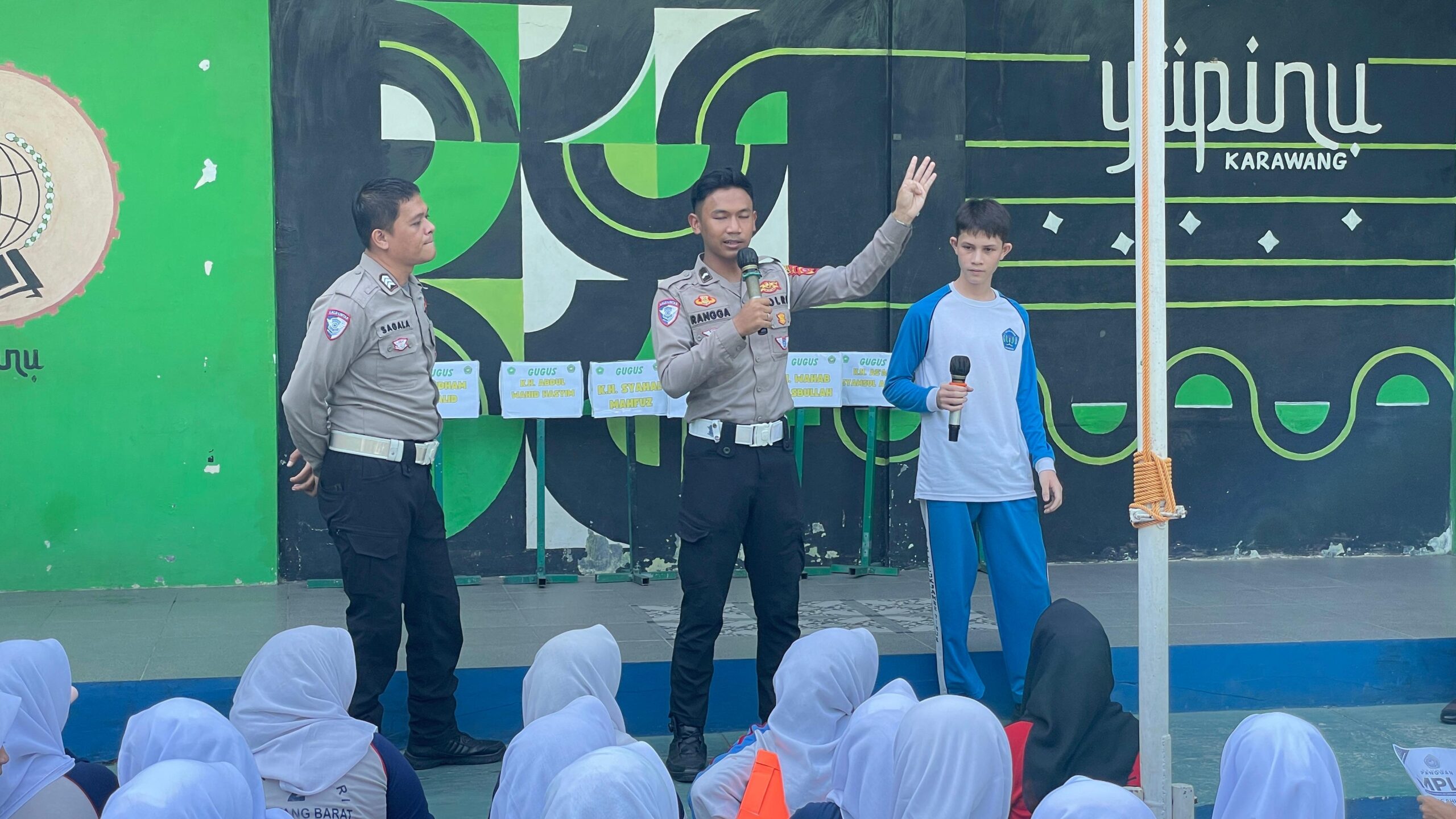Lakukan Binluh MPLS, Satlantas Polres Karawang Laksanakan Police Goes to School Kepada Siswa/i SMKS Bhineka Karawang