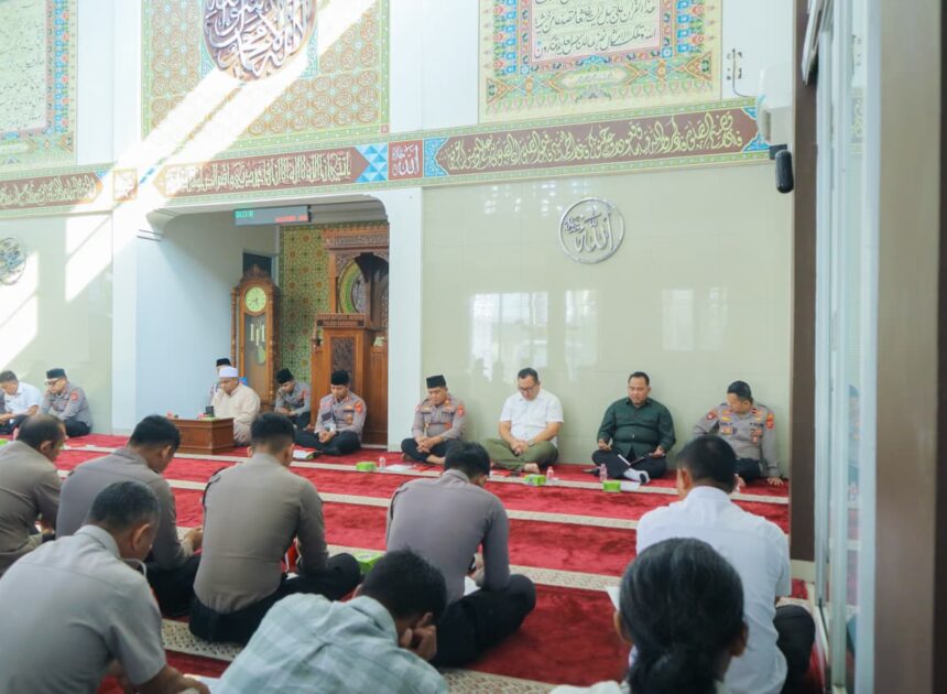 Dai Kamtibmas Polres Karawang Beri Tausiyah di Binrohtal: Hidup di Dunia Harus Bermanfaat agar Akhir Husnul Khatimah