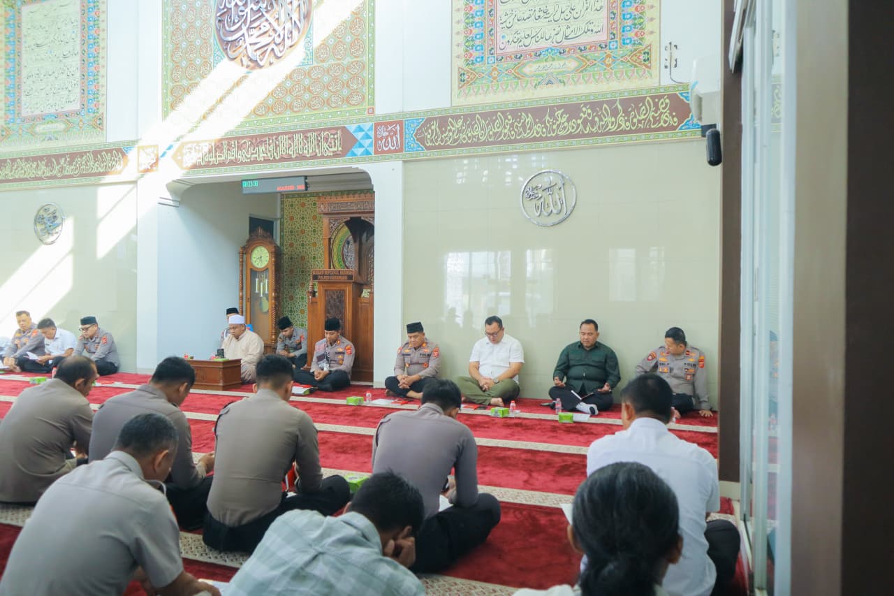 Dai Kamtibmas Polres Karawang Beri Tausiyah di Binrohtal: Hidup di Dunia Harus Bermanfaat agar Akhir Husnul Khatimah
