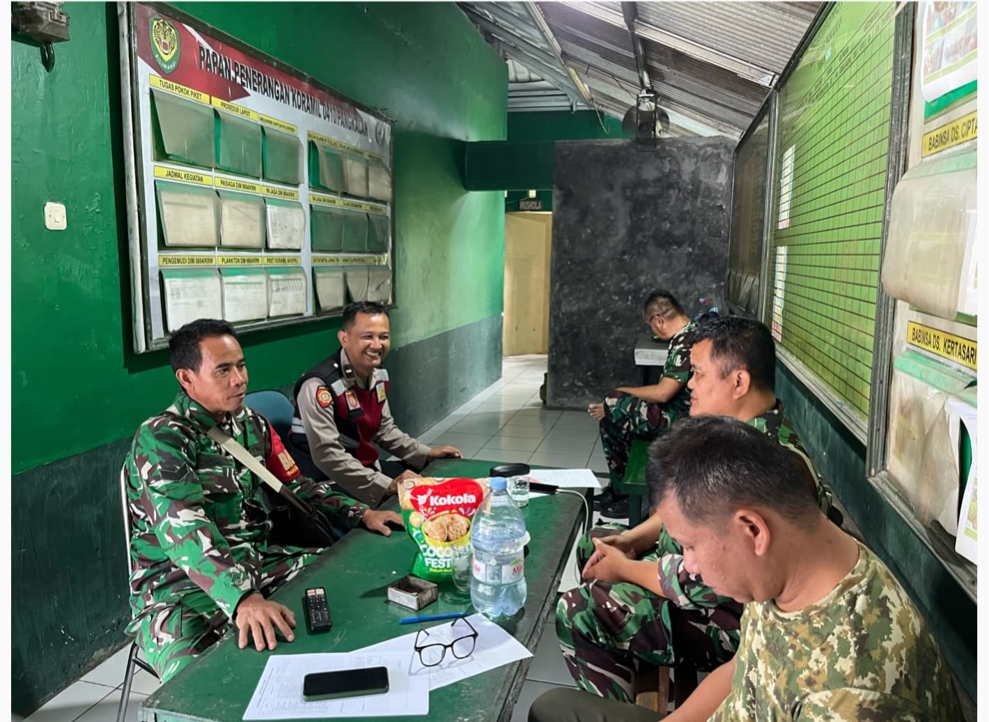 Potret Penguatan Sinergitas, Personel Polri Lakukan Silaturahmi ke Mako Koramil 0410/Pangkalan