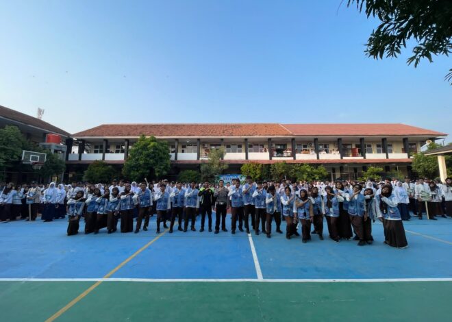 Polantas Menyapa, Sampaikan Materi MPLS saat Laksanakan Police Goes to School di SMAN 2 Karawang