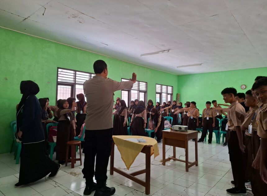 Polres Ciamis Tingkatkan Kesadaran Pelajar Melalui Sosialisasi Bahaya Napza, Tertib Berlalu Lintas dan Pencegahan Bullying di SMPN 1 Cidolog