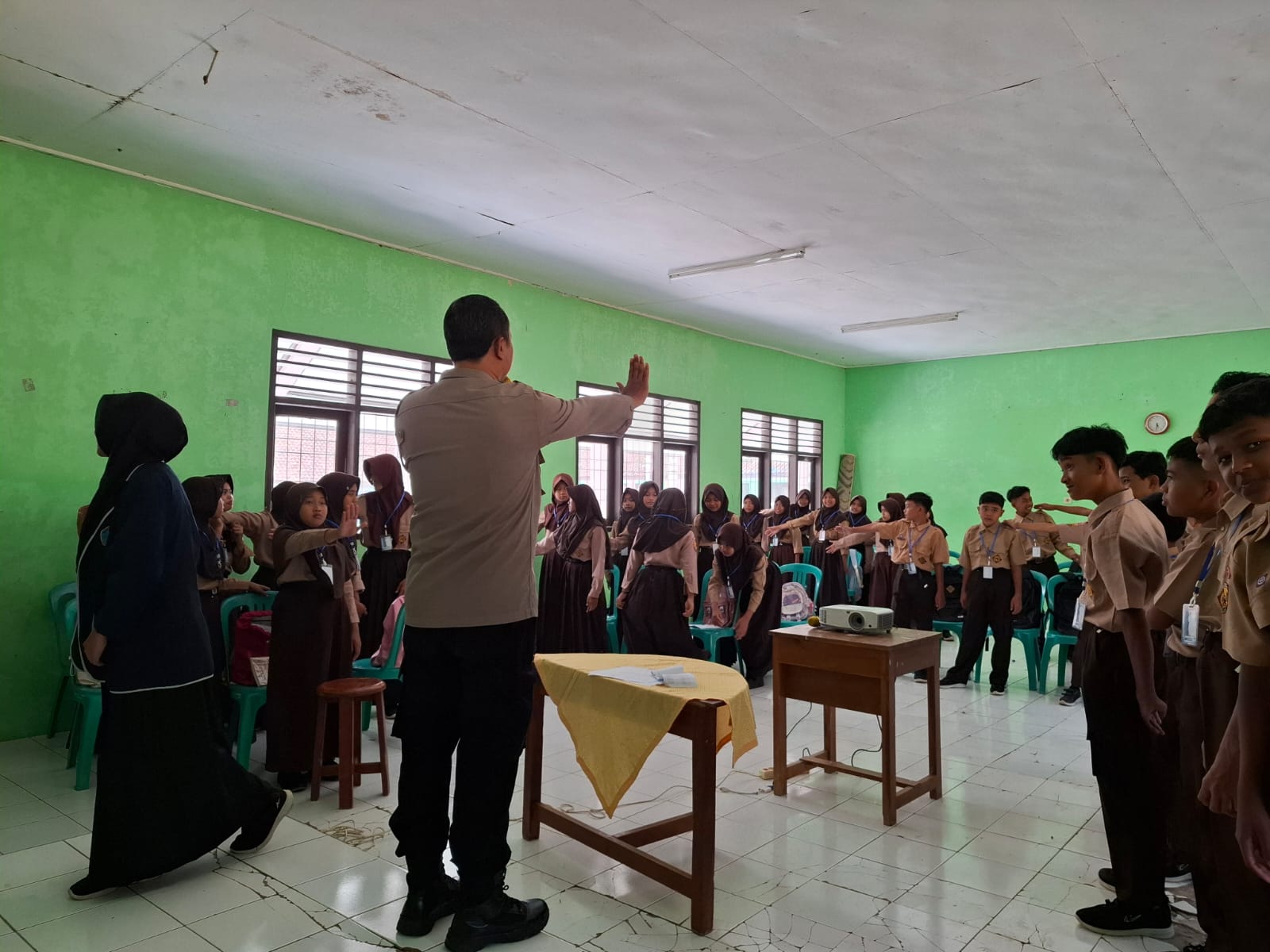 Polres Ciamis Tingkatkan Kesadaran Pelajar Melalui Sosialisasi Bahaya Napza, Tertib Berlalu Lintas dan Pencegahan Bullying di SMPN 1 Cidolog