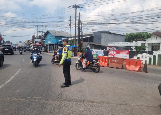 Satlantas Polres Karawang Laksanakan Pengaturan Lalu Lintas, Berikan Pelayanan Prima serta Kenyamanan Berkendara