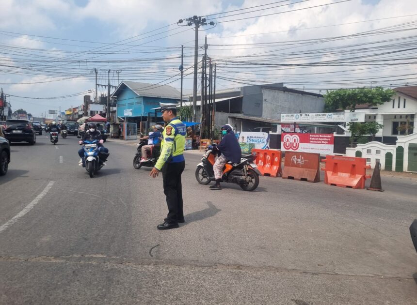 Satlantas Polres Karawang Laksanakan Pengaturan Lalu Lintas, Berikan Pelayanan Prima serta Kenyamanan Berkendara