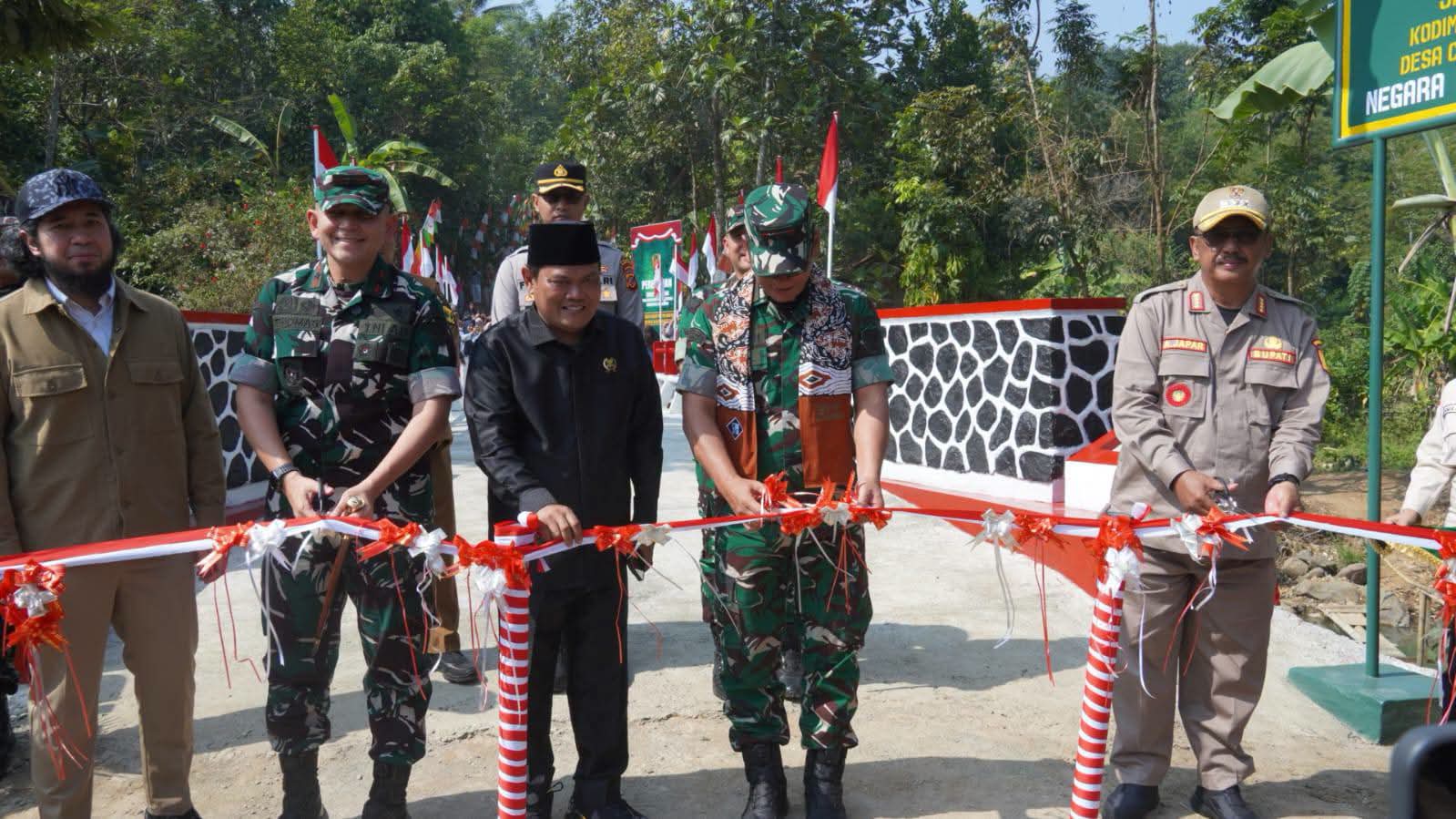 Kolaborasi TNI dan Rakyat, Jembatan Garuda Suci di Cikembar Rampung 35 Hari
