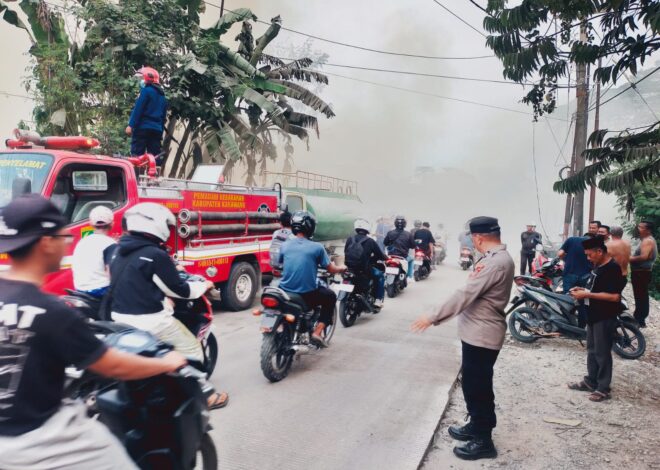 Aksi Anggota Polsek Pangkalan, Gerak Cepat Tangani Kebakaran Rumah di Kampung Pakapuran