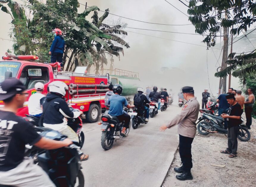 Aksi Anggota Polsek Pangkalan, Gerak Cepat Tangani Kebakaran Rumah di Kampung Pakapuran
