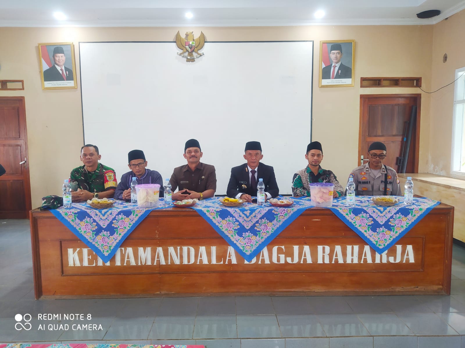 Sinergitas Polri-Pemerintah, Polsek Panjalu Hadir dan Amankan Pelantikan Perangkat Desa Kertamandala