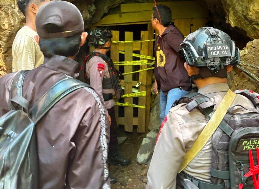 DITRESKRIMSUS POLDA GORONTALO POLICE LINE LUBANG TAMBANG DAN TROMOL PENGOLAHAN EMAS DI GORONTALO UTARA