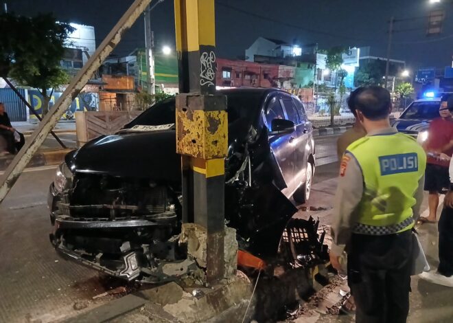 Minibus Tabrak Tiang Rambu di Underpass Senen, 4 Penumpang Luka Ringan
