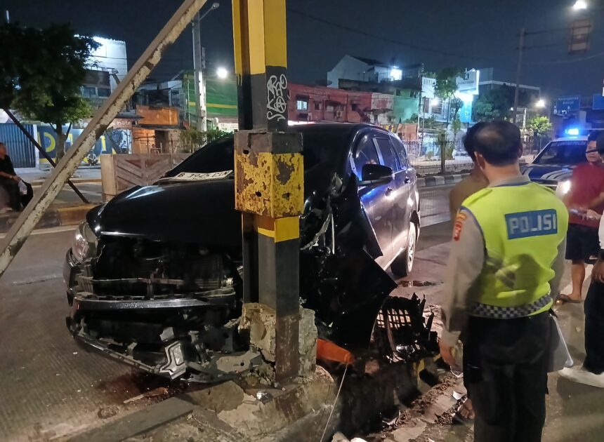 Minibus Tabrak Tiang Rambu di Underpass Senen, 4 Penumpang Luka Ringan
