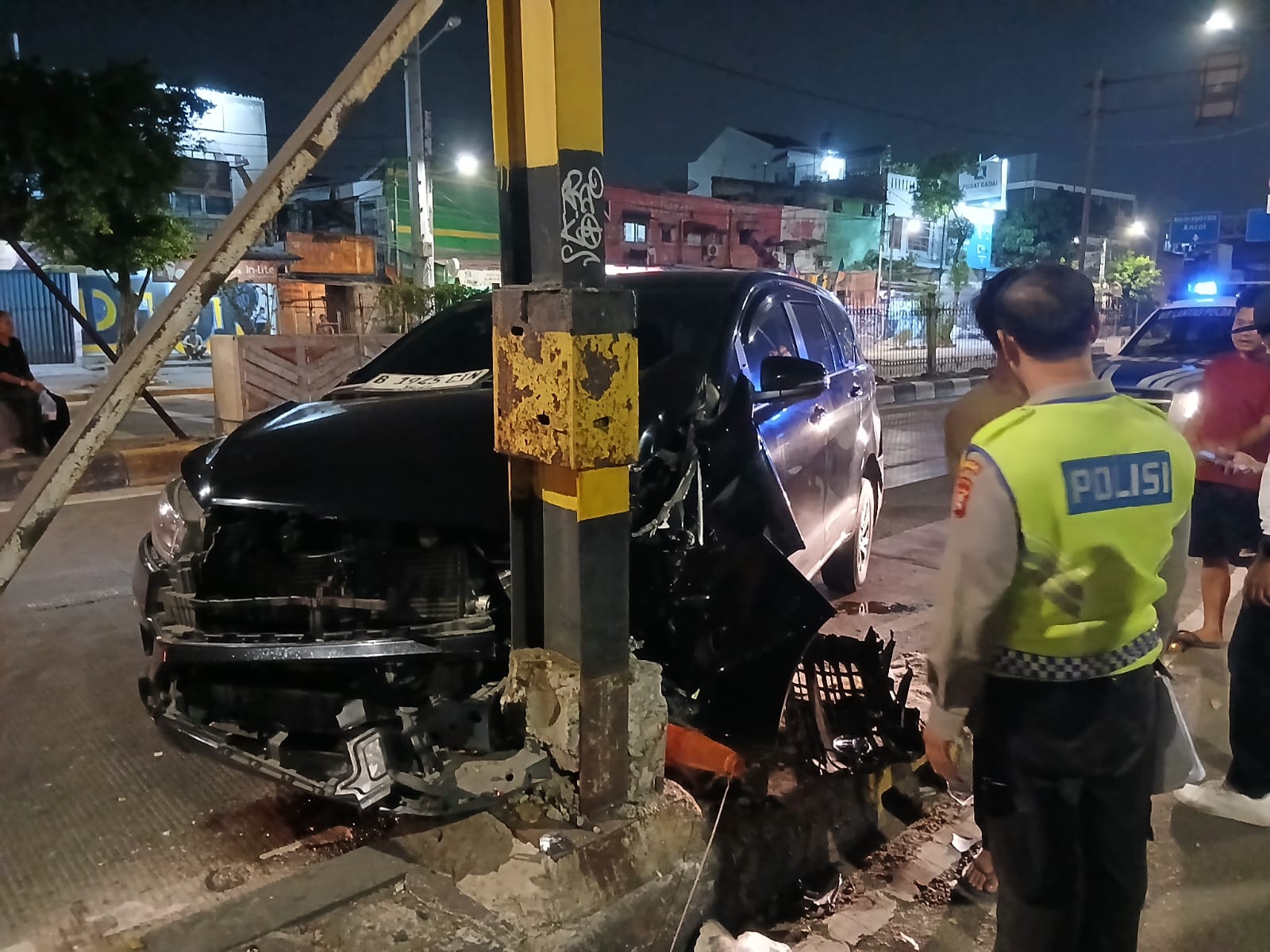 Minibus Tabrak Tiang Rambu di Underpass Senen, 4 Penumpang Luka Ringan