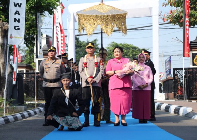 Mengakhiri Masa Tugas dengan Penghormatan, AKBP Fiki N. Ardiansyah Dilepas dalam Upacara Farewell Parade oleh Kapolresta Karawang Kombes Pol Mario Prahatinto