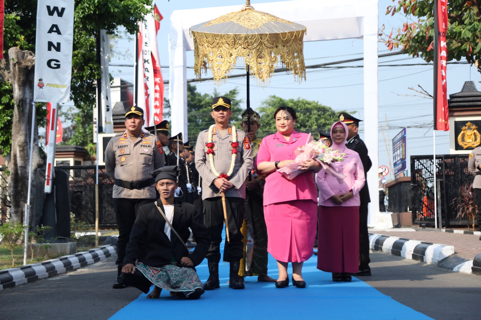 Mengakhiri Masa Tugas dengan Penghormatan, AKBP Fiki N. Ardiansyah Dilepas dalam Upacara Farewell Parade oleh Kapolresta Karawang Kombes Pol Mario Prahatinto