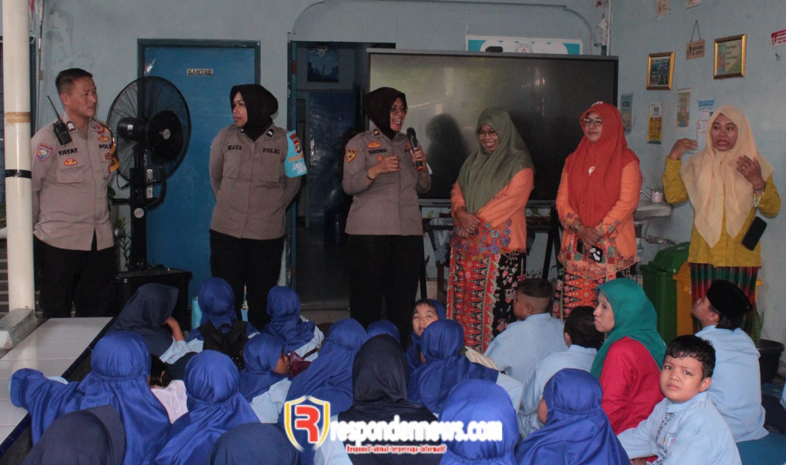 Pelukan Kasih Polri untuk Anak Negeri, Polwan Jaga Jakarta Sambangi SLB Harapan Ibu