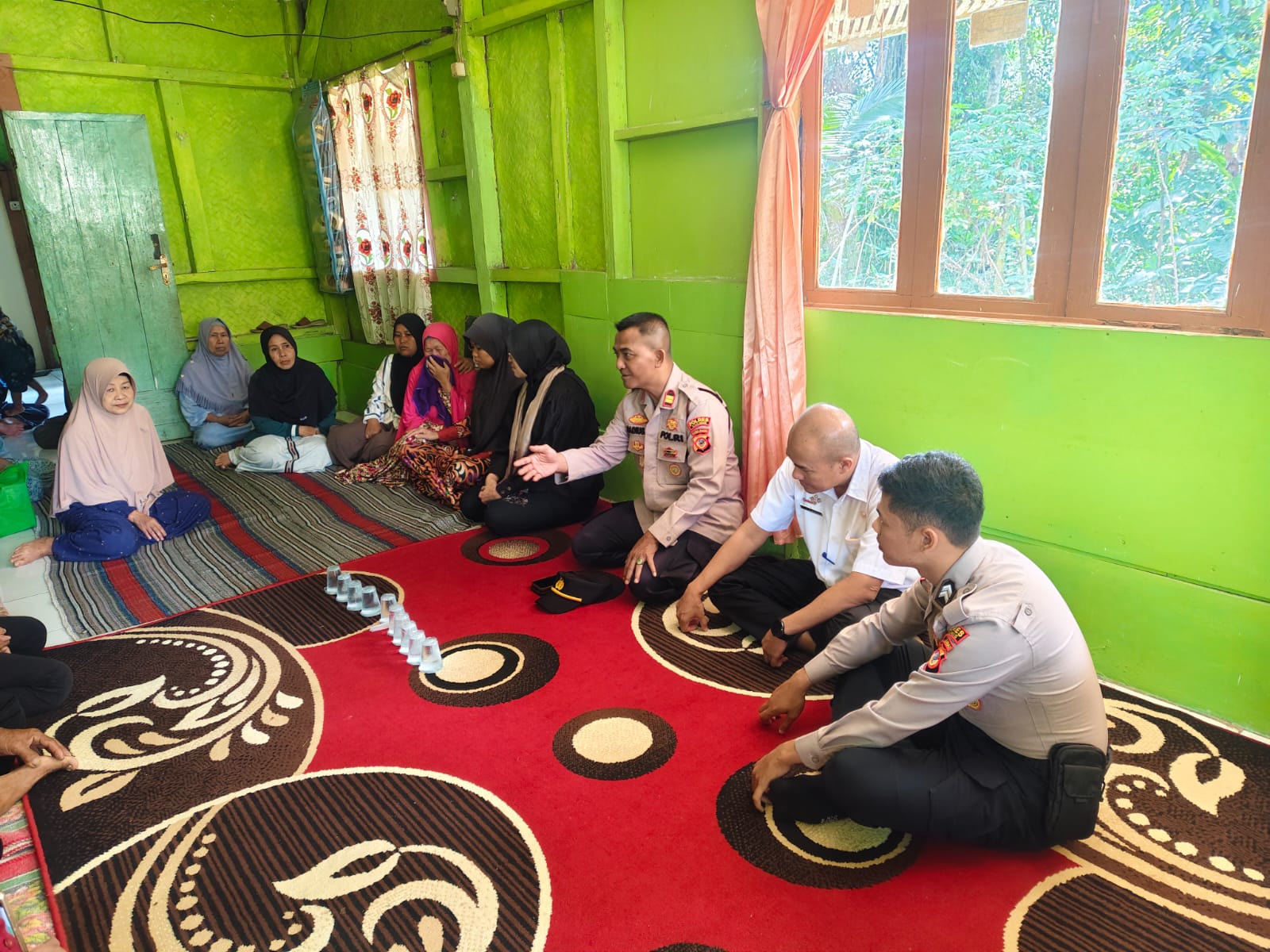 Perkuat Sinergitas, Polsek Rajadesa Dampingi Kemenlu dan Disnaker Jabar Ke Rumah Duka Korban Laka Laut