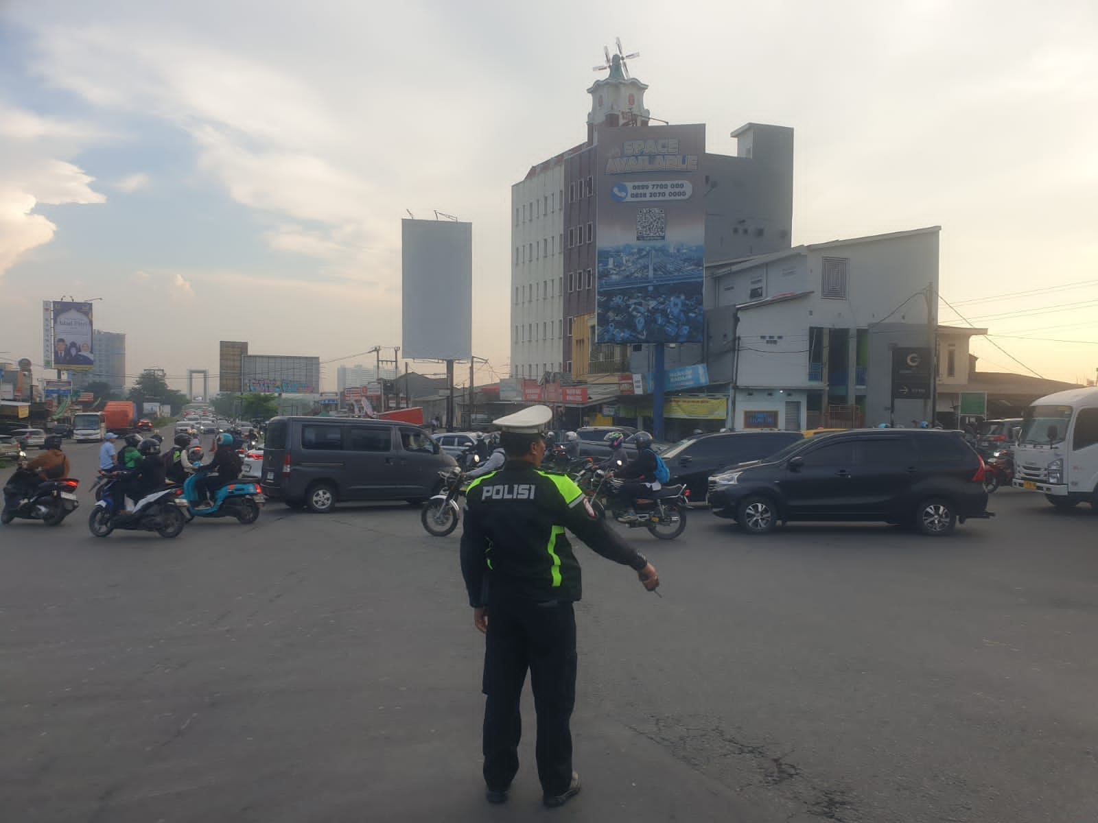 Satlantas Polres Karawang Tingkatkan Gatur Lalin di Jalan Raya Guna Tercipta Kamseltibcarlantas
