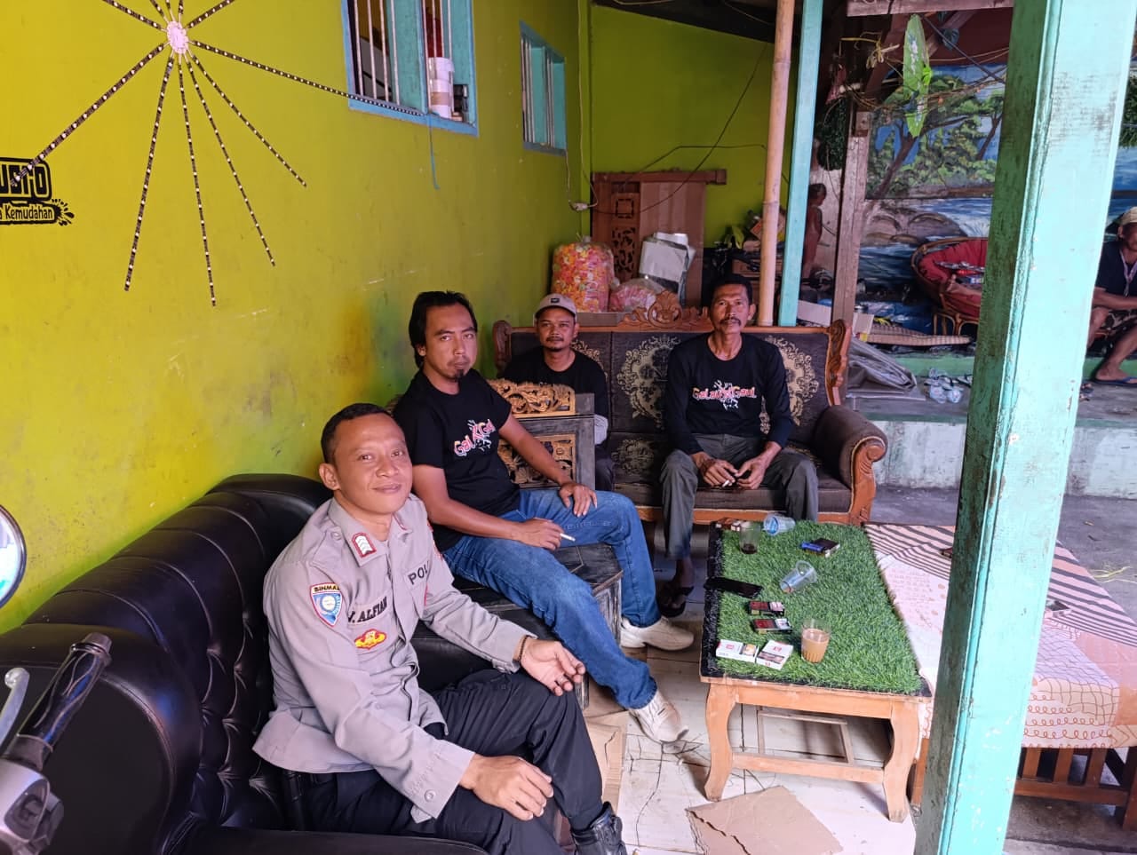 Polsek Cikoneng Perkuat Kemitraan dengan Warga Melalui Sambang dan Silaturahmi di Desa Kujang