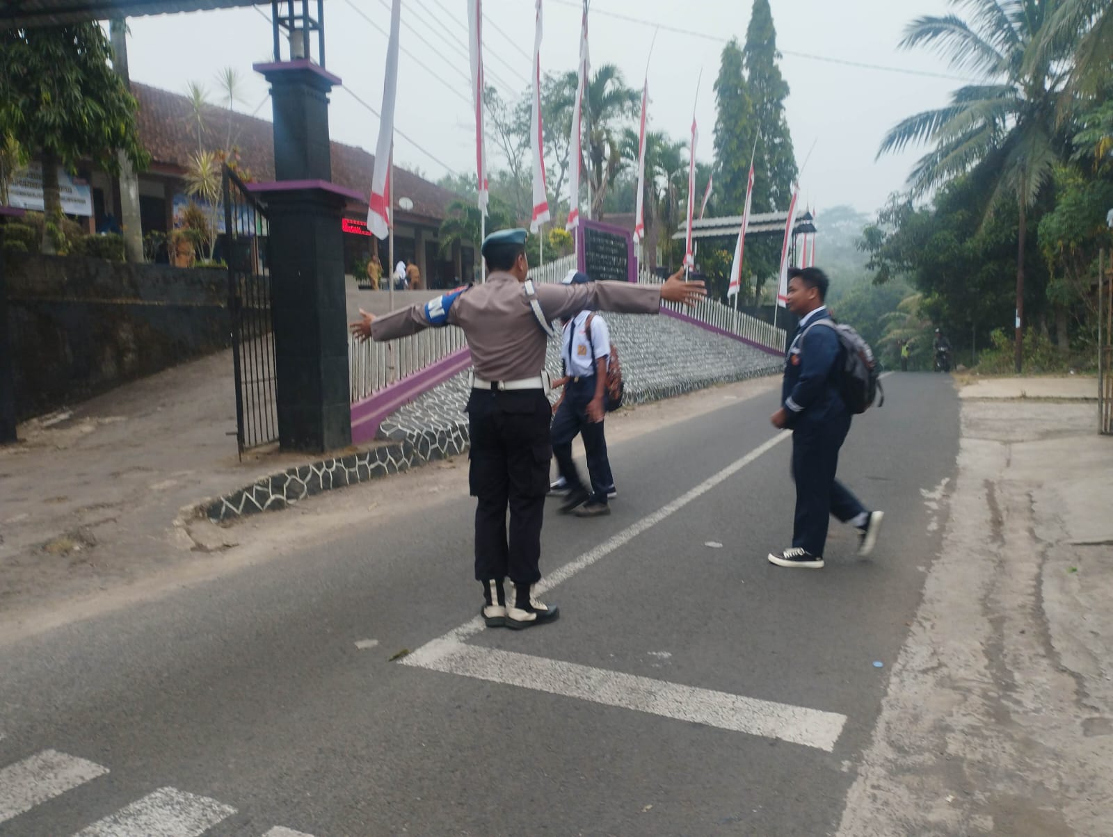 Polsek Sukadana Laksanakan Strong Point Pagi di Depan SMPN 1 Sukadana, Wujudkan Keselamatan dan Kelancaran Arus Lalu Lintas